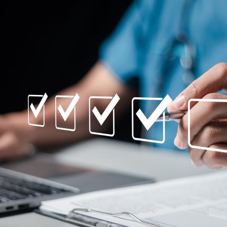 Person hakt Checkliste vor sich ab